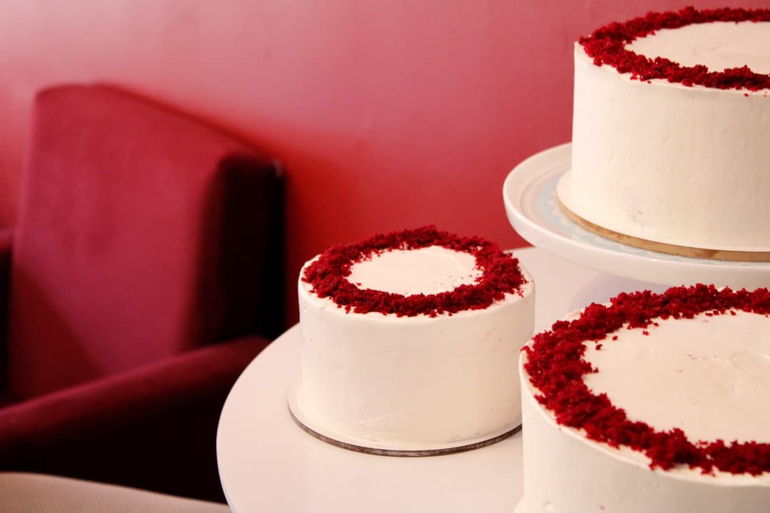 Mesa decorada com bolos artesanais para festas e eventos - Velvet Confeitaria